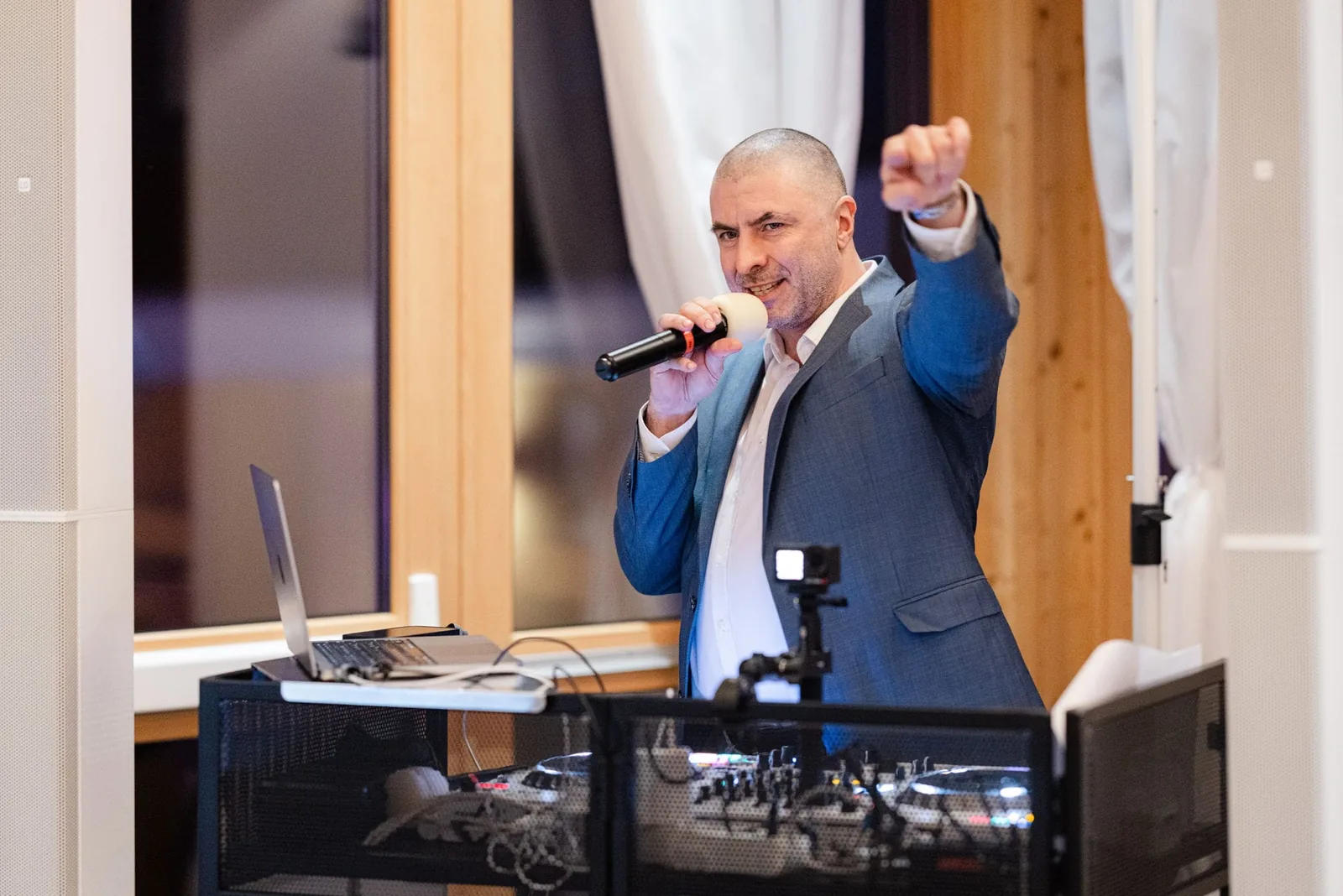 Alex Saru moderiert persönlich eine Hochzeit bei seinem DJ-Setup