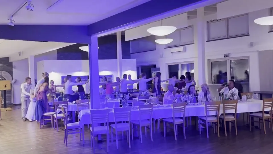 Hochzeitssaal mit Ambient-Licht aus dem Gold-Paketvideo