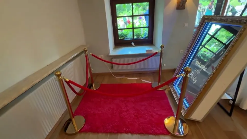 Magic Mirror mit rotem Teppich und Kordelabsperrung in einem Innenraum
