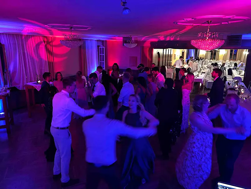 Volle Tanzfläche bei einer echten Deluxe-Events-Hochzeit