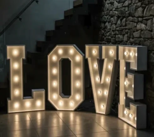 Beleuchtete LOVE-Buchstaben