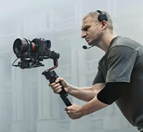 Professioneller Videograph mit Kamera und Gimbal