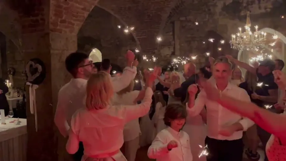Vorschaubild zum Video Party und volle Tanzfläche