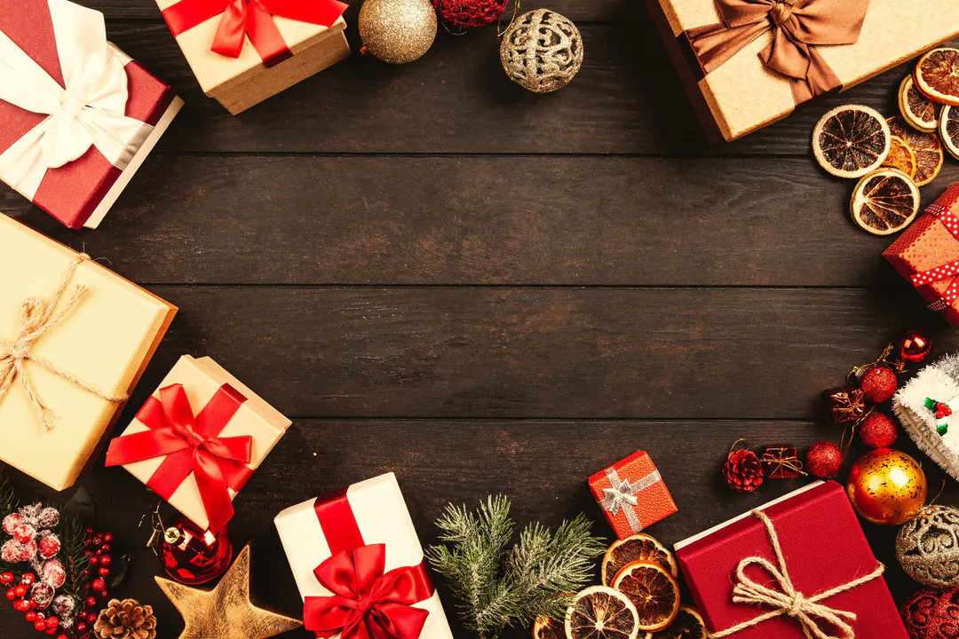 Weihnachtlich verpackte Geschenke als Symbol für geplante Programmpunkte